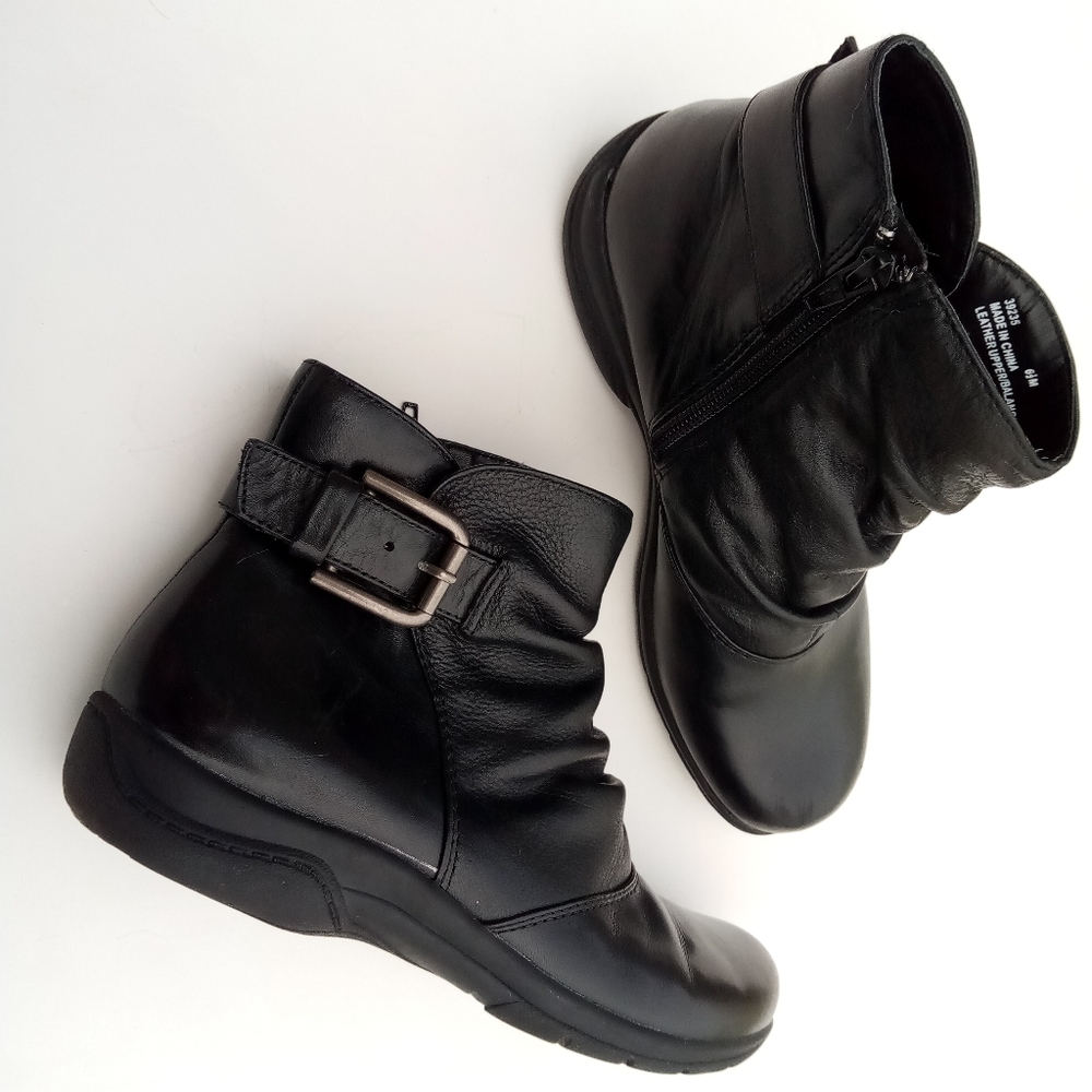 Clark's Black Leather Slouch Booties Women size 6.5 Gently Loved Side Zip Soft